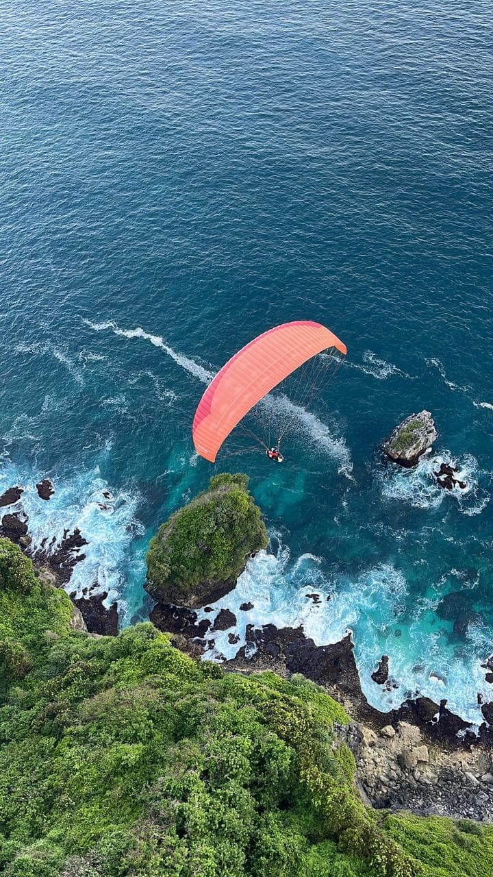 Bali paragliding tandem flight over ocean